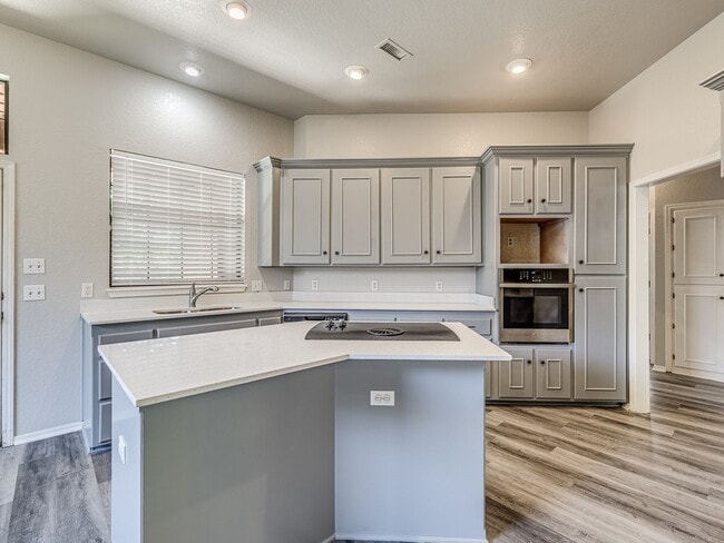Building Photo - Beautifully remodeled home in Edmond + Edm...