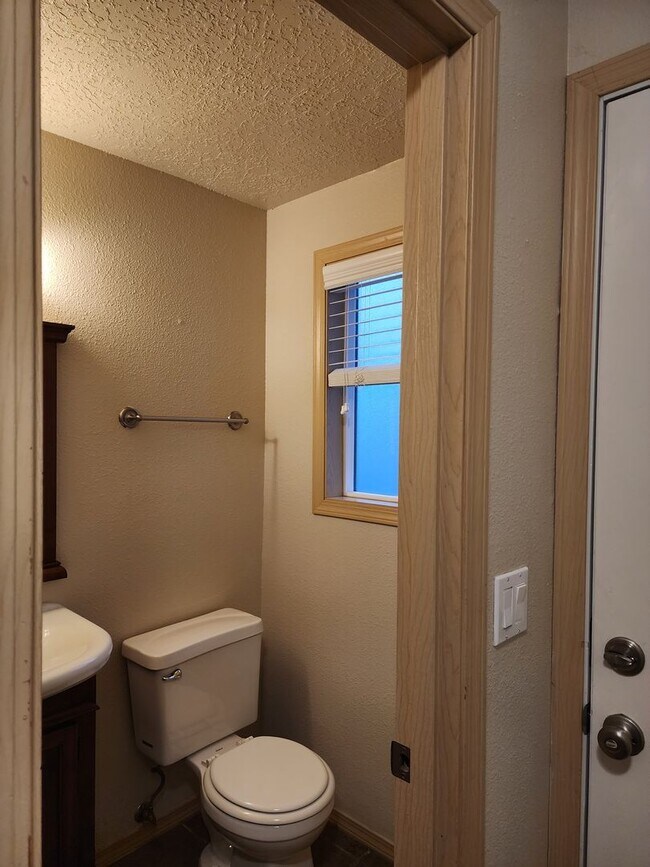 Building Photo - $1,000.00  OFF  1ST  FULL  MONTH'S  RENT   Pet-friendly Townhouse Near Parks and Downtown Newberg