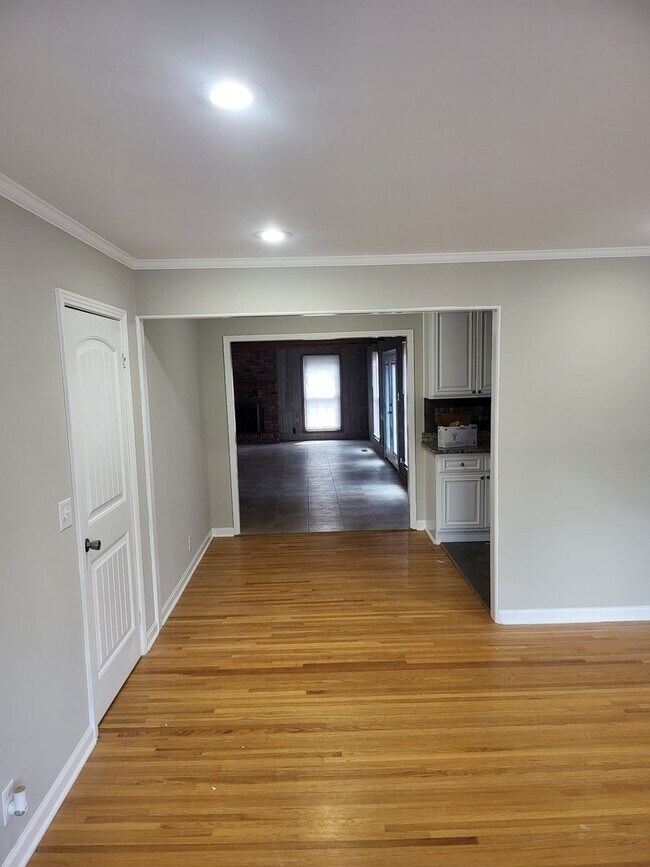 Building Photo - Very large 4 bedroom ranch in Donelson, TN...