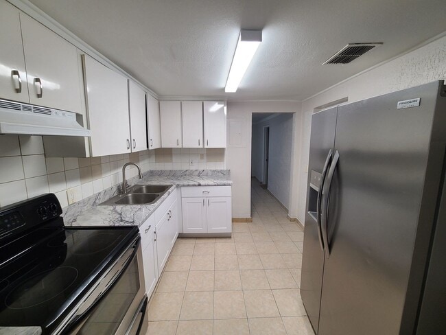 Building Photo - BRAND NEW RENOVATION! Spacious 5-Bed/2-Bat...