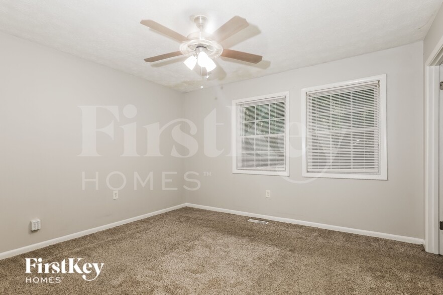 Building Photo - 252 N Lake Dr