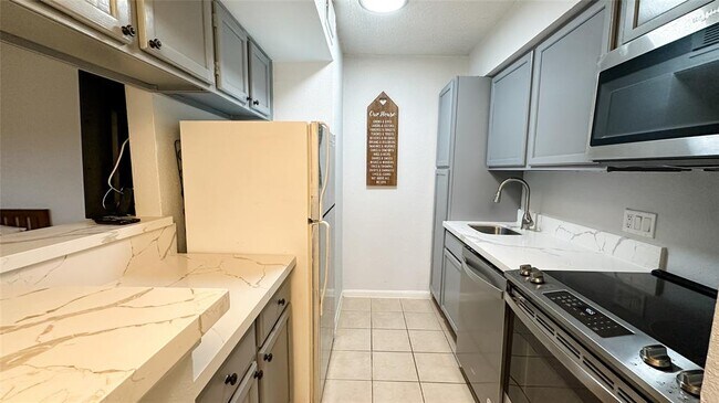 Building Photo - 2120 El Paseo St