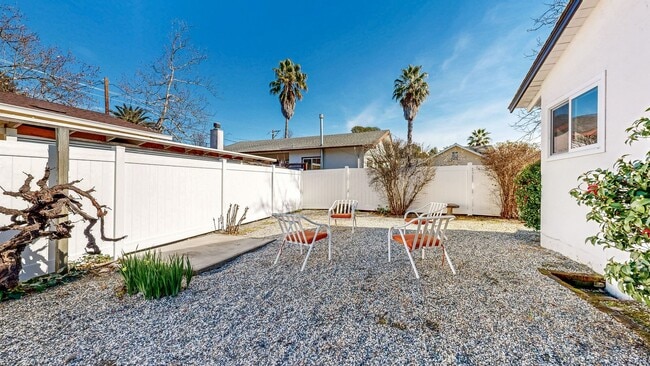 Building Photo - Delightful 2 Bedroom 1 Bath Unit with 1 Car Garage