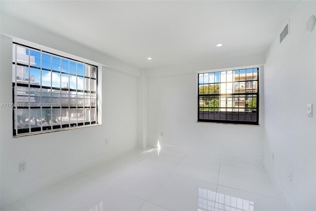 Building Photo - 777 SW 9th Ave