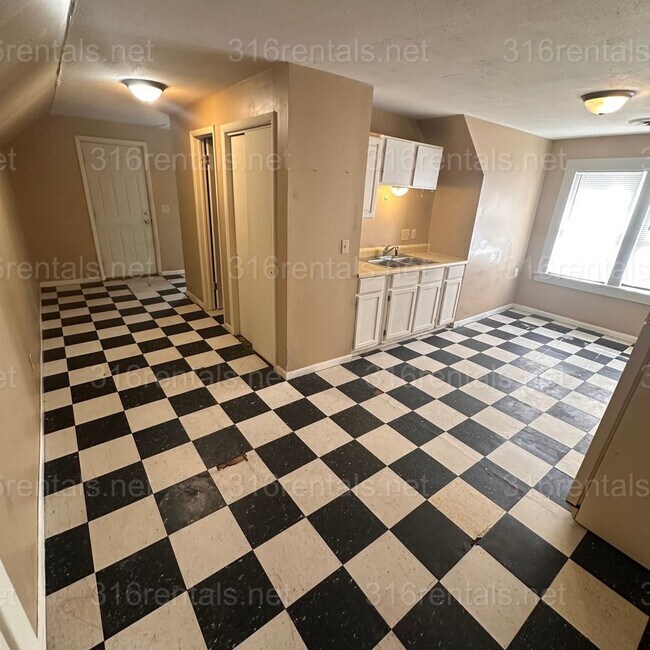 Building Photo - $695 - 1 bed 1 bath - Multi Family Home