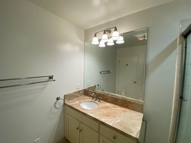 Building Photo - 701 Pine St