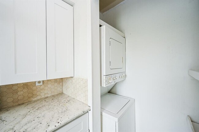 Building Photo - 3900 Woodchase Dr