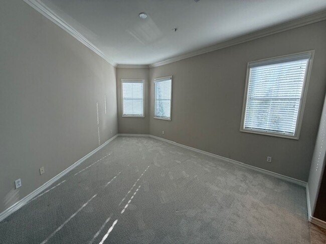 Building Photo - Condo in highly sought-after Vantage Commu...