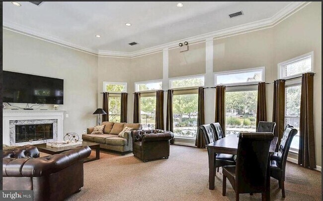 Building Photo - 1701 Lake Shore Crest Dr