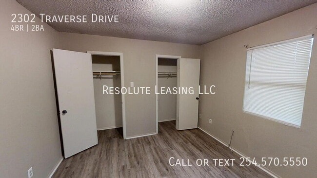 Building Photo - 2302 Traverse Dr