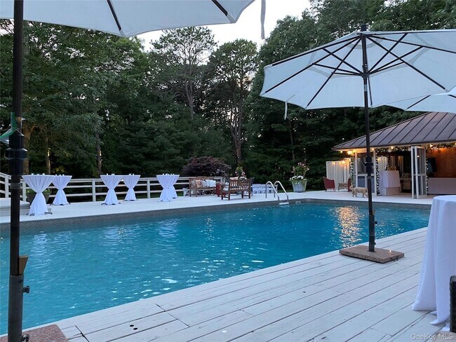 Building Photo - 11 Sandown Ct