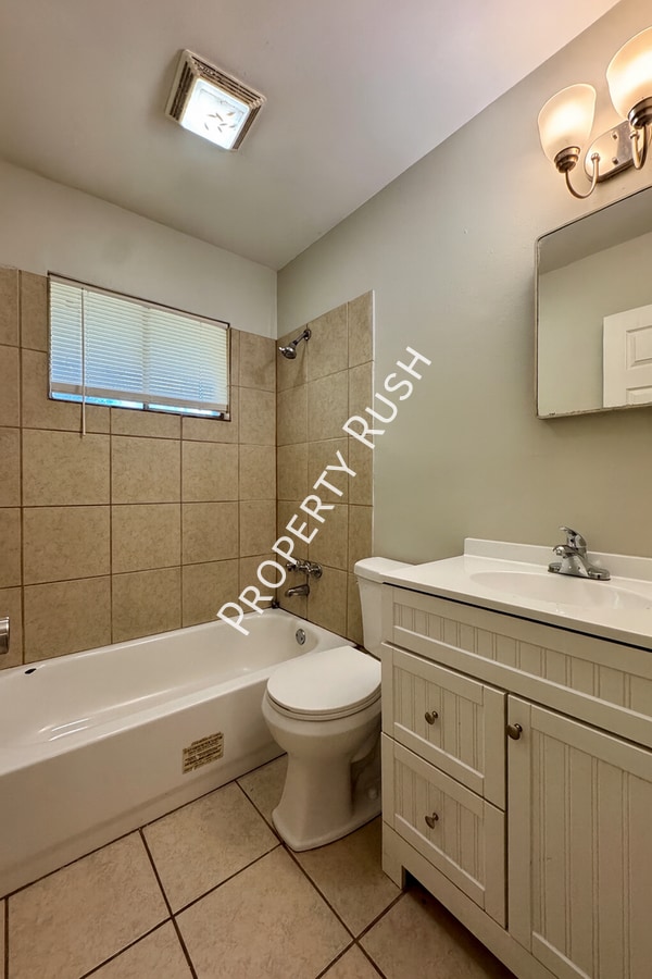 Building Photo - 1014 N Larchmont Dr