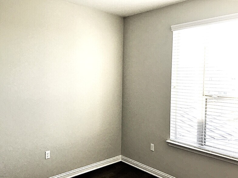 Building Photo - 5817 Monmarte Cove