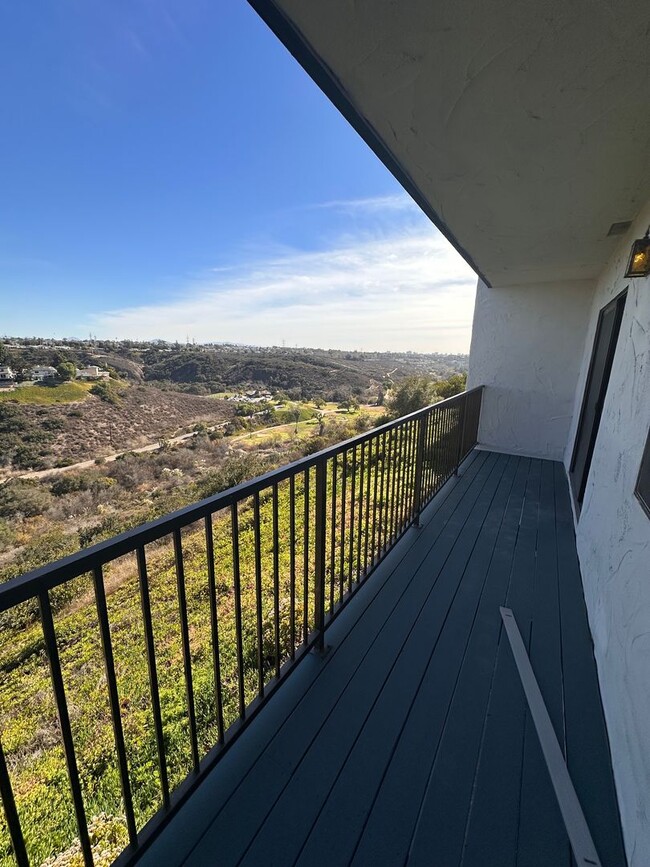 Building Photo - Clairemont Condo with VIEWS 2bd/1.5bth