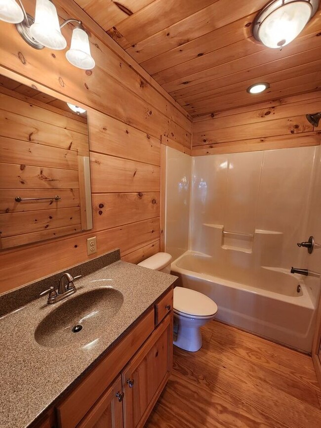 Building Photo - LOCATION! Black Mountain Log Cabin with a ...