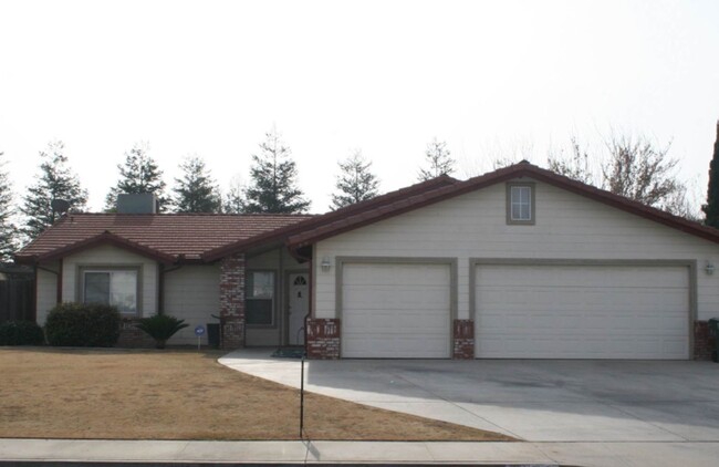 Primary Photo - Beautiful NW home w/ SOLAR! 3bd+2ba $2,400!!