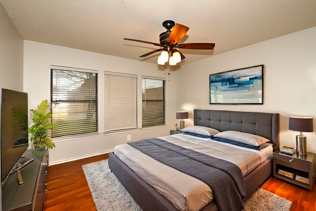 Building Photo - Spacious cozy home  |  Great location  |  2 bedroom  |  1 bath  |  1 car garage