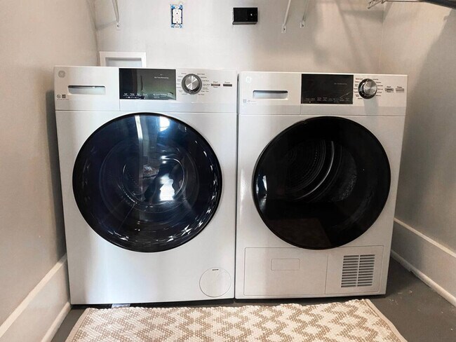 Building Photo - 1001 Hatch St