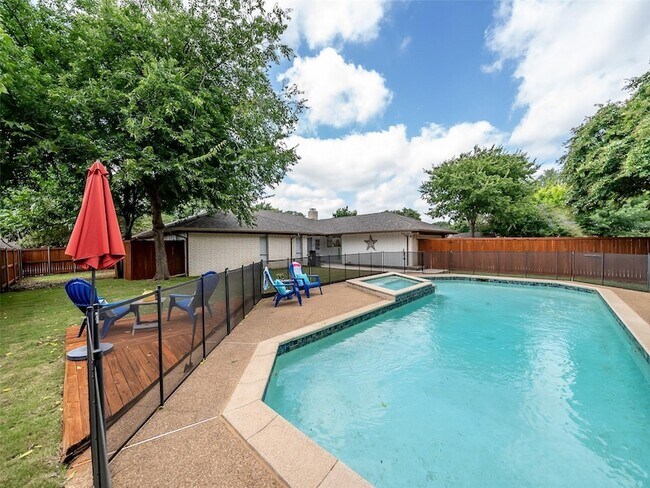Building Photo - 709 Thoreau Ln