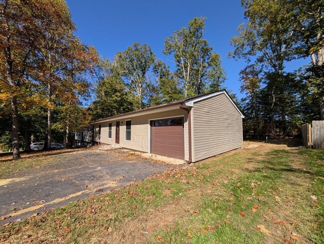 Building Photo - Weaverville Rental **6 or 12 month lease available**