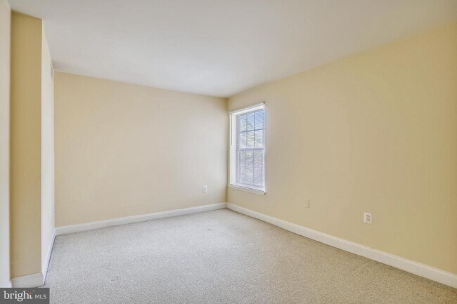 Building Photo - 1952 Kennedy Dr