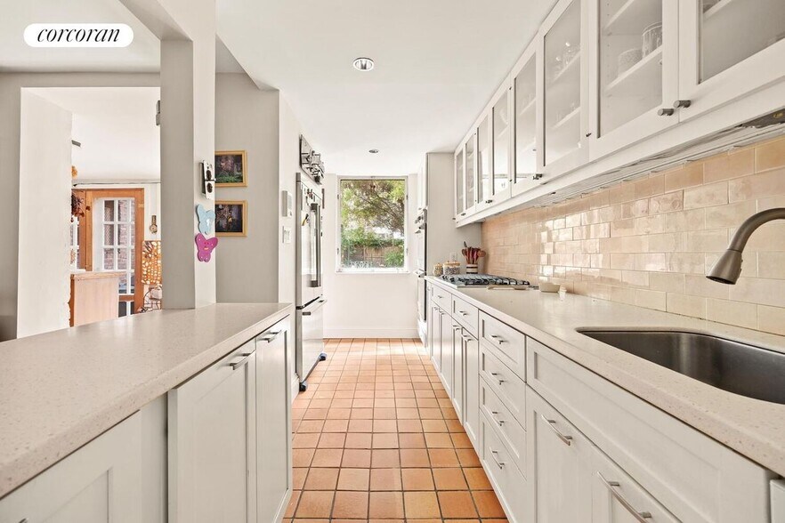 Building Photo - 134 W 13th St