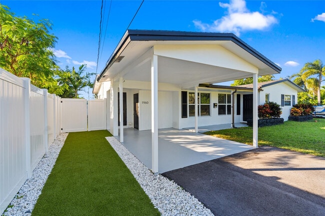 Building Photo - 1960 NW 32nd Ct