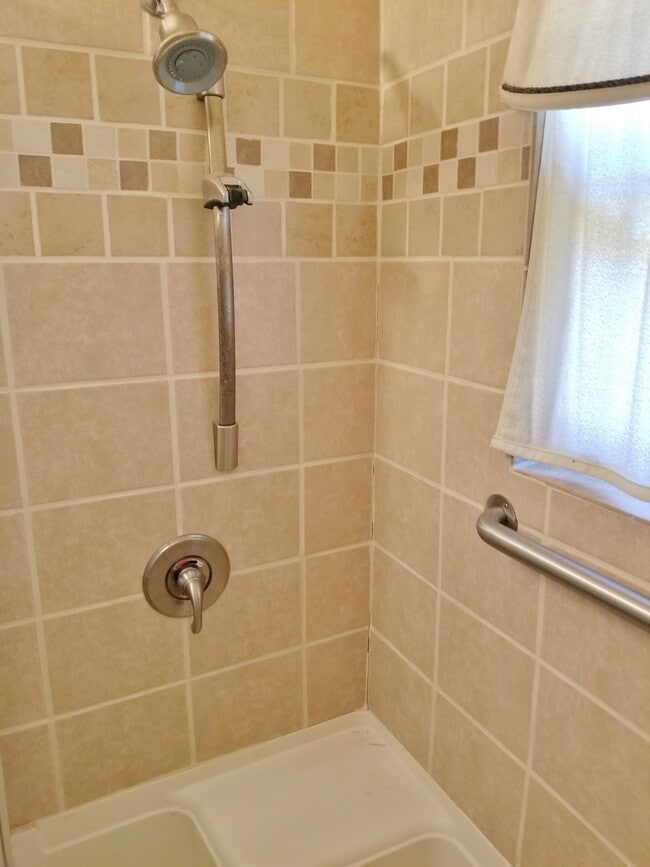 Building Photo - Great ranch style home near Shunga Park an...