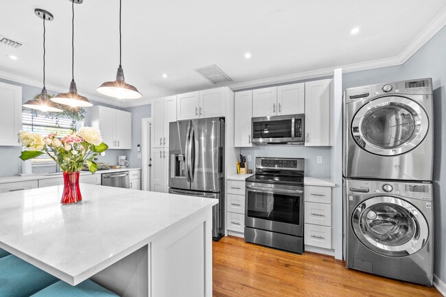 Building Photo - 3201 Poinsettia Ave