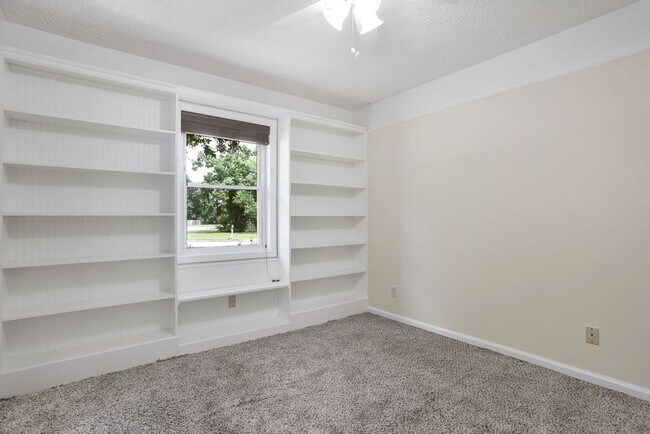 Building Photo - Adorable 3/2 on large corner lot