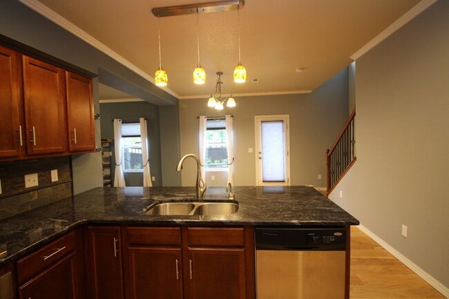 Building Photo - Beautiful 3bdrm 3bath home in Gold Hill Mesa