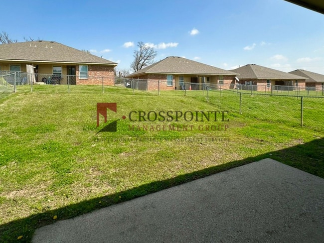 Building Photo - 3 Bedroom 2 Bath Duplex at Mansion Creek in Tyler! 1/2 off first full months rent