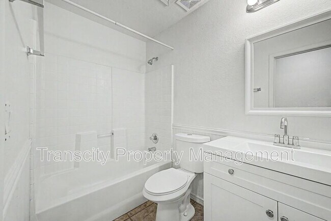 Building Photo - 932 W 19th Ave