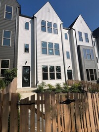 Building Photo - Sleek East Nashville townhome