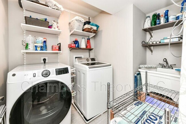 Building Photo - 1015 Woods Pl