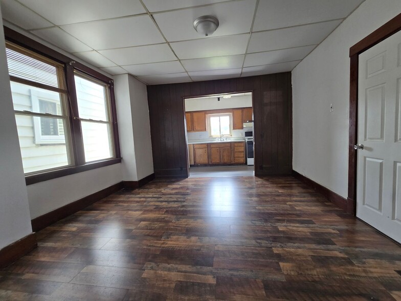 Building Photo - 1815 Victoria Ave