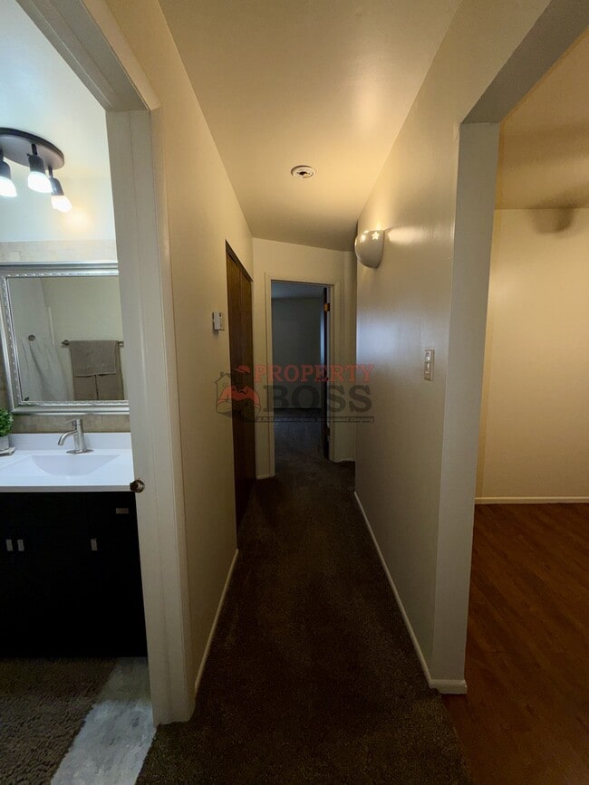 Building Photo - 1351 Pine Ct
