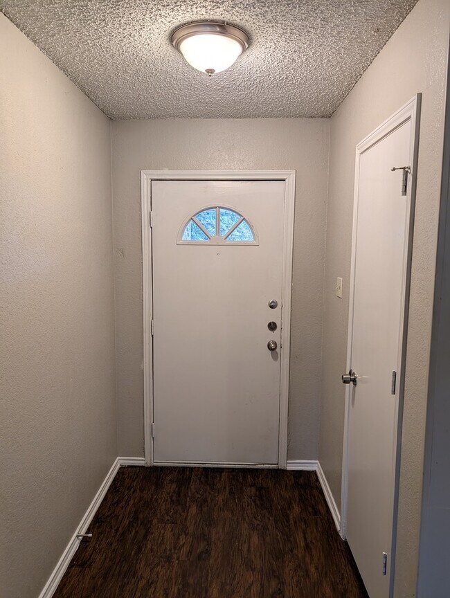 Building Photo - 1909 Willow Vale Dr