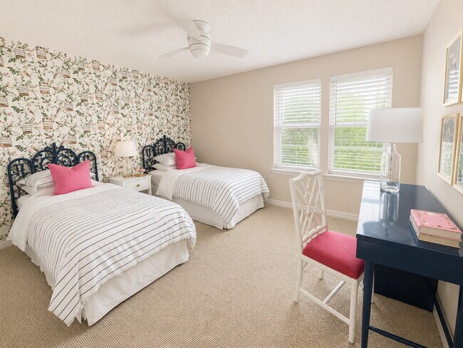 Building Photo - Furnished Condo! Gorgeous! Near beaches and shopping!