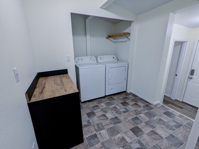 Building Photo - 2 Bed/1 Bath House - 5 min to Lakewood Towne Cntr w/ fenced back