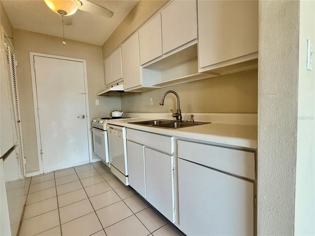 Building Photo - 7200 Sunshine Skyway Ln S