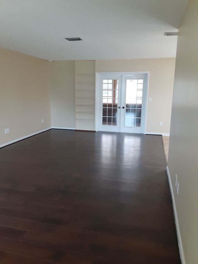 Building Photo - 9801 Bayside Ct