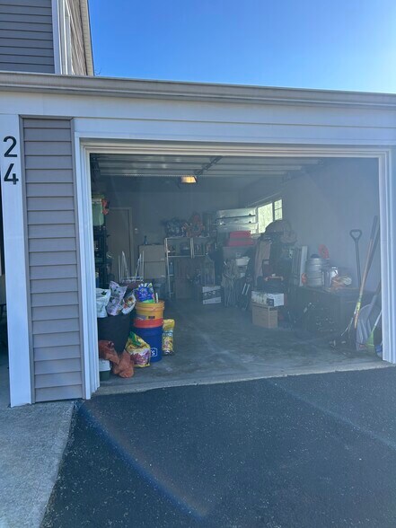 Building Photo - 24 Peachfield Ln