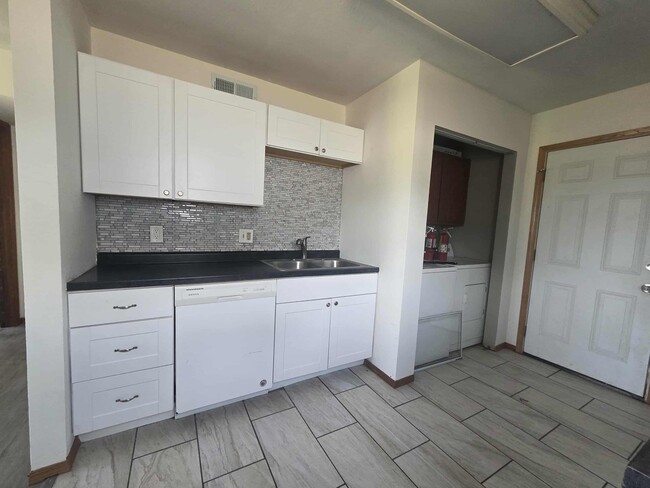 Building Photo - Updated duplex for rent!