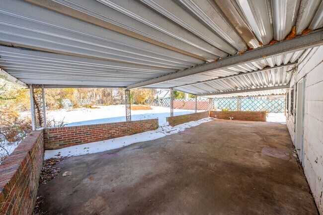 Building Photo - Huge House With Oversized Bedrooms!