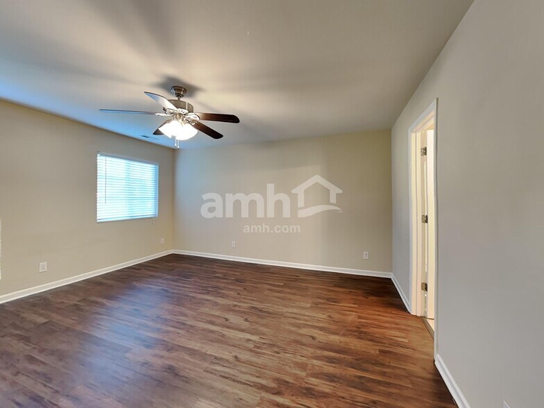 Building Photo - 107 Oak Knoll Dr