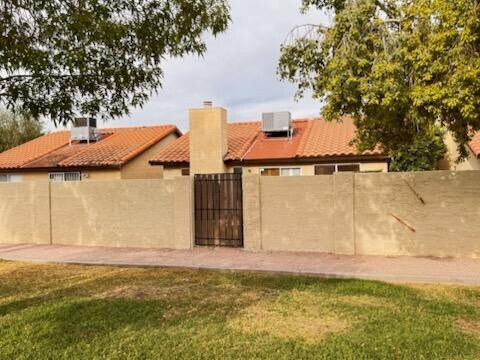 Building Photo - 1043 S Rose