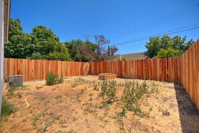 Building Photo - 2716 Yreka Ave