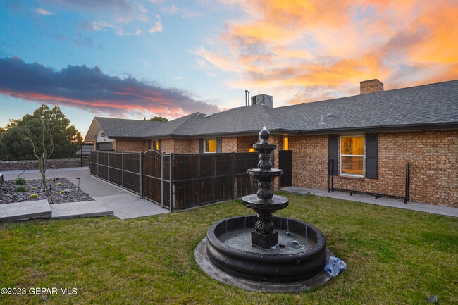 Building Photo - 413 Hollydale Dr