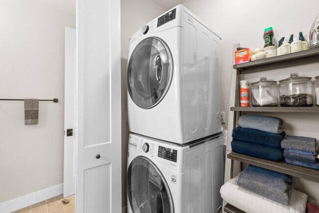 Building Photo - 5051 Savannah St